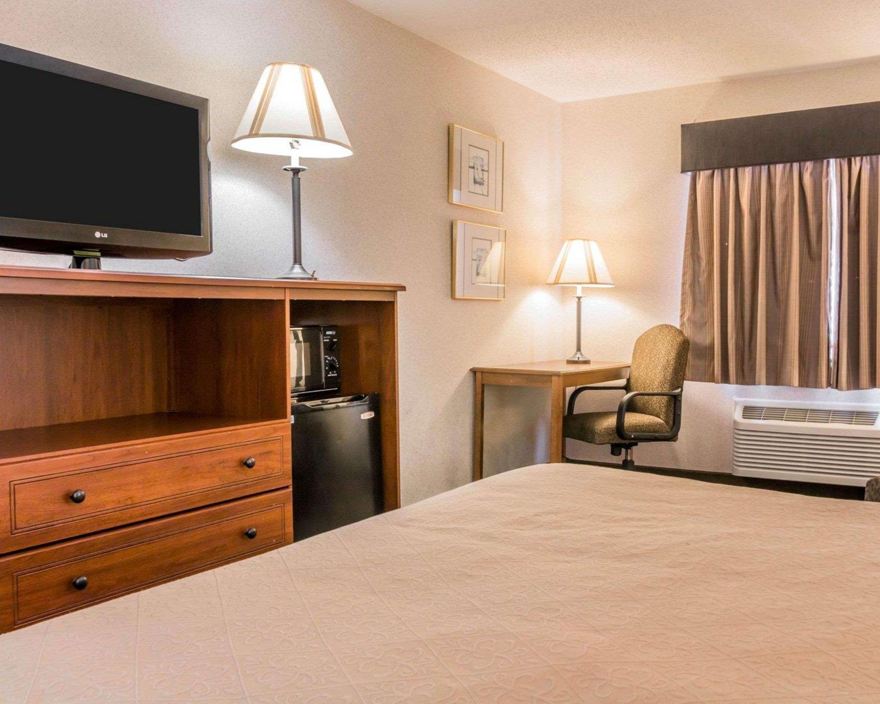 Quality Inn Grand Rapids North Walker Bagian luar foto