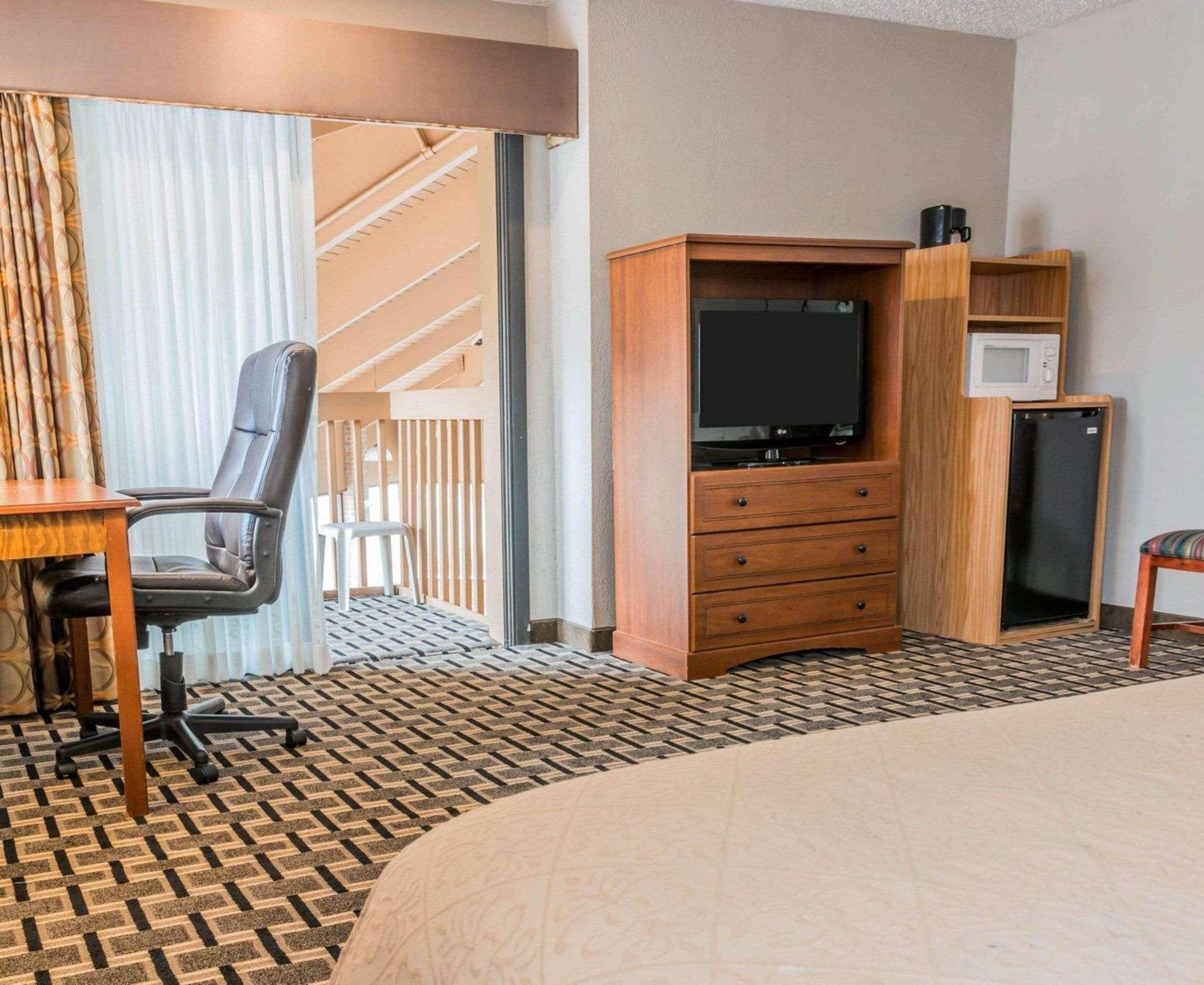 Quality Inn Grand Rapids North Walker Bagian luar foto
